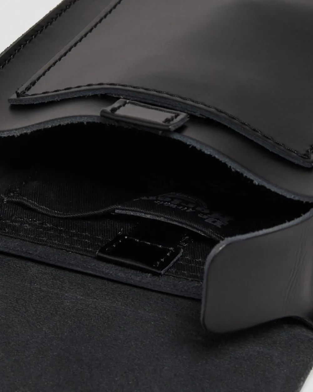 Kiev Smooth Leather Leather Vertical Crossbody -Laukku*Dr. Martens Discount